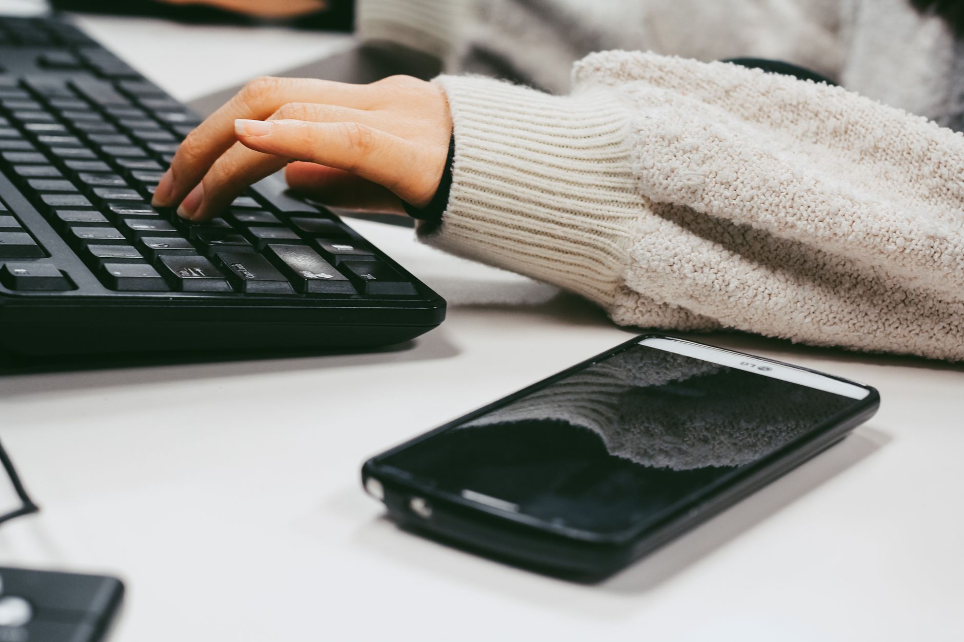 Человек оставляет заявку через смартфон